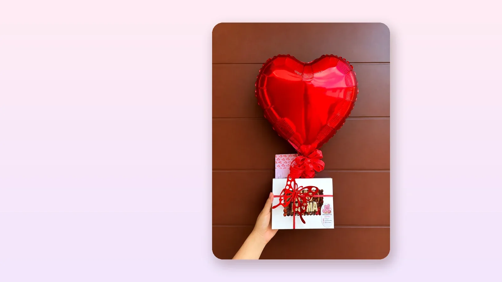 Caja de mini donas de regalo con lazo rojo y globo de corazón