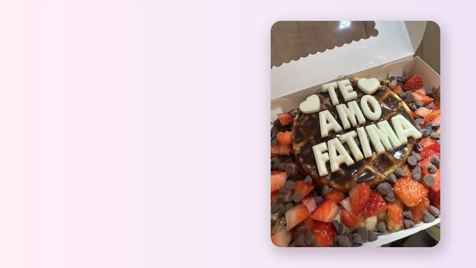 Wafle grande con fresas, chispas de chocolate y el nombre escrito en letras de chocolate blanco